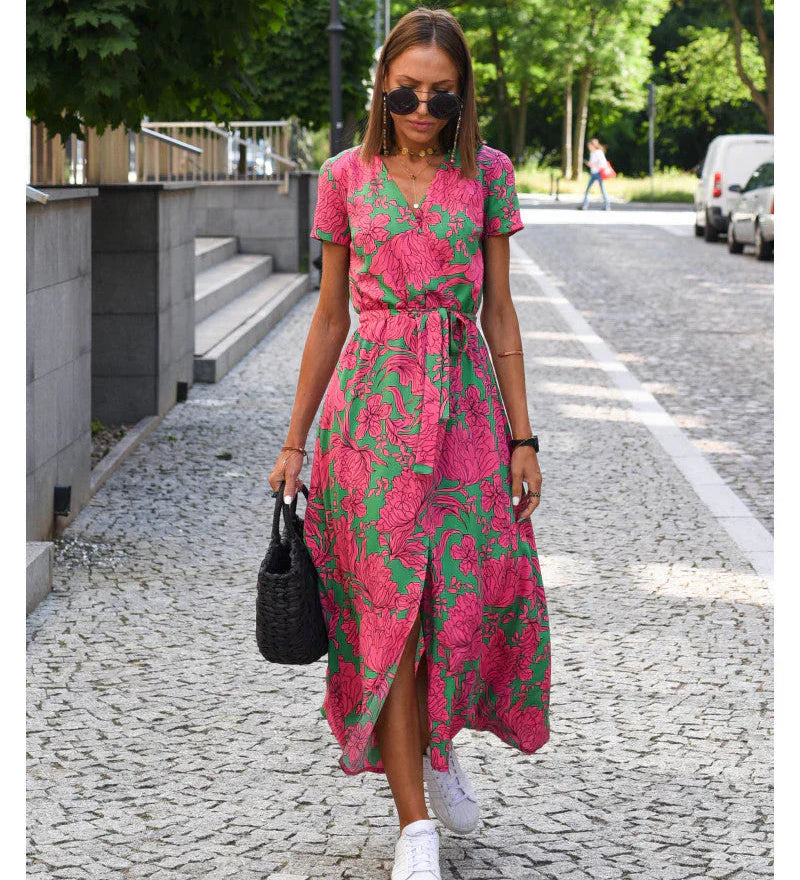 Julia - Rochie elegantă cu decolteu în V și croială care modelează silueta.