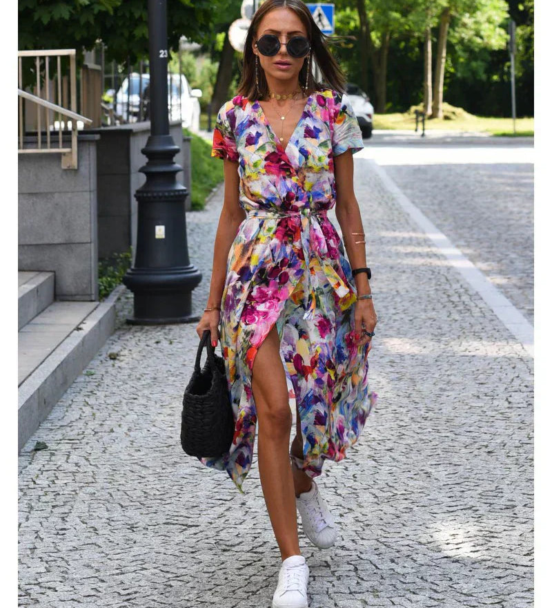 Julia - Rochie elegantă cu decolteu în V și croială care modelează silueta.