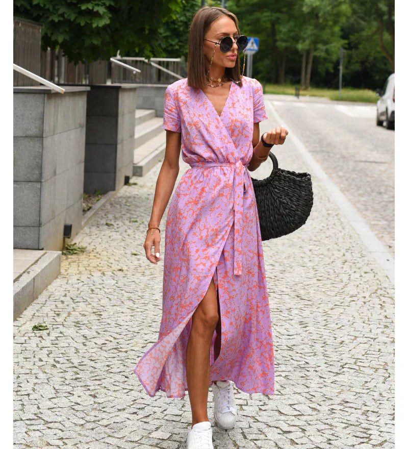 Julia - Rochie elegantă cu decolteu în V și croială care modelează silueta.